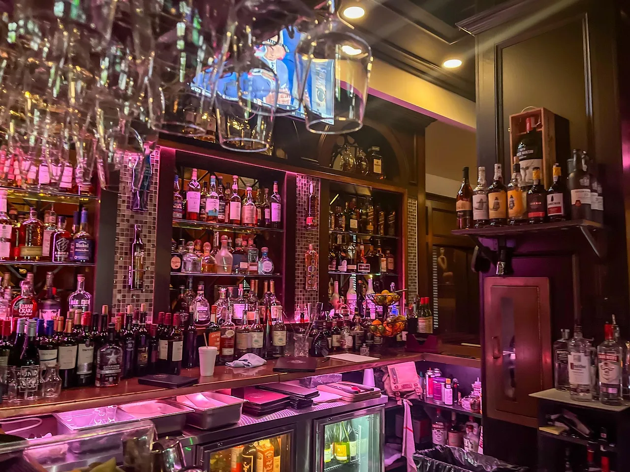 bar, restaurant, dinner, wine, alcohol, nightlife, night, celebration, neon, United States, Naples, Florida. Does a Celebrity Trivia Night Cost Per Team More in US Cities Than Suburbs?